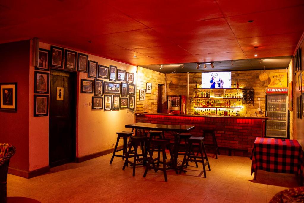 Ο χώρος του lounge ή του μπαρ στο Klub Afriko Hotel Arusha