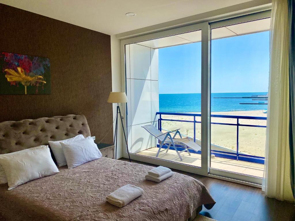um quarto com uma cama e vista para o oceano em Марістелла Морська Перлина em Odessa
