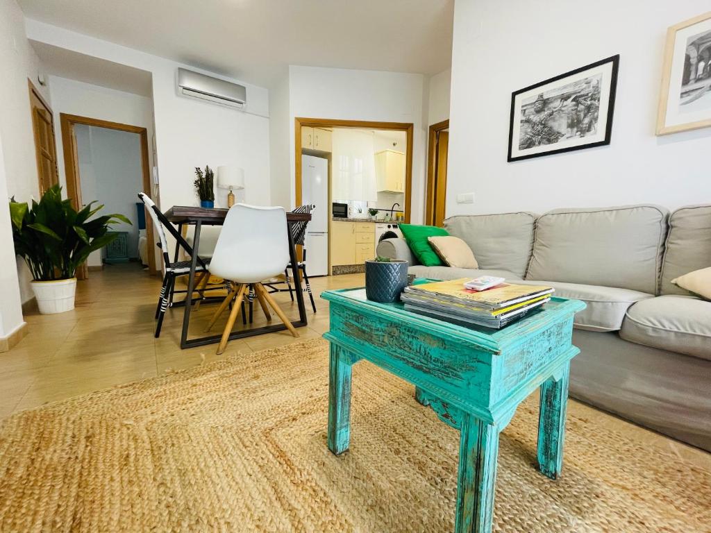 sala de estar con mesa y sofá en Apartamento Ría Punta Umbría en Punta Umbría