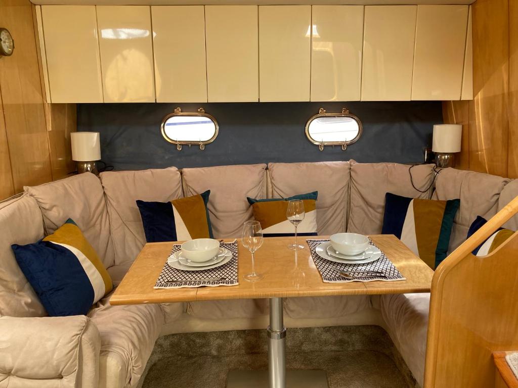 رزرو هتل و هاستل، کل قایق در St Katherine Docks 2 با استفاده از گزینه‌های اتاق موجود است, 09197245267
