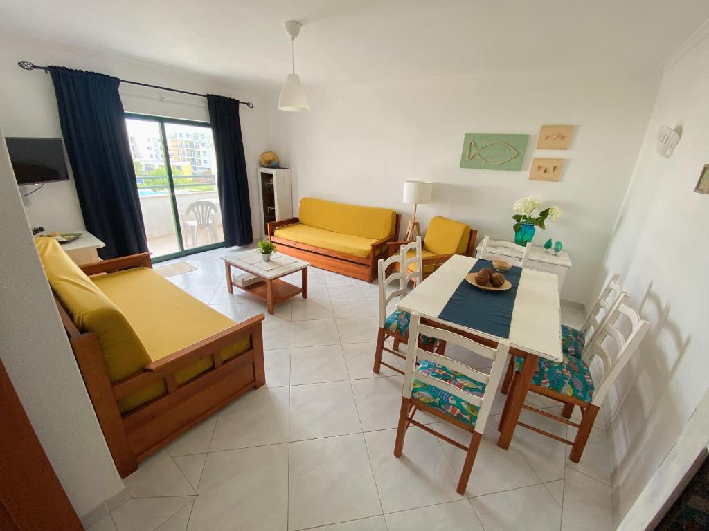 - un salon avec un canapé et une table dans l'établissement Apartamento Vila Nova 1, à Armação de Pêra