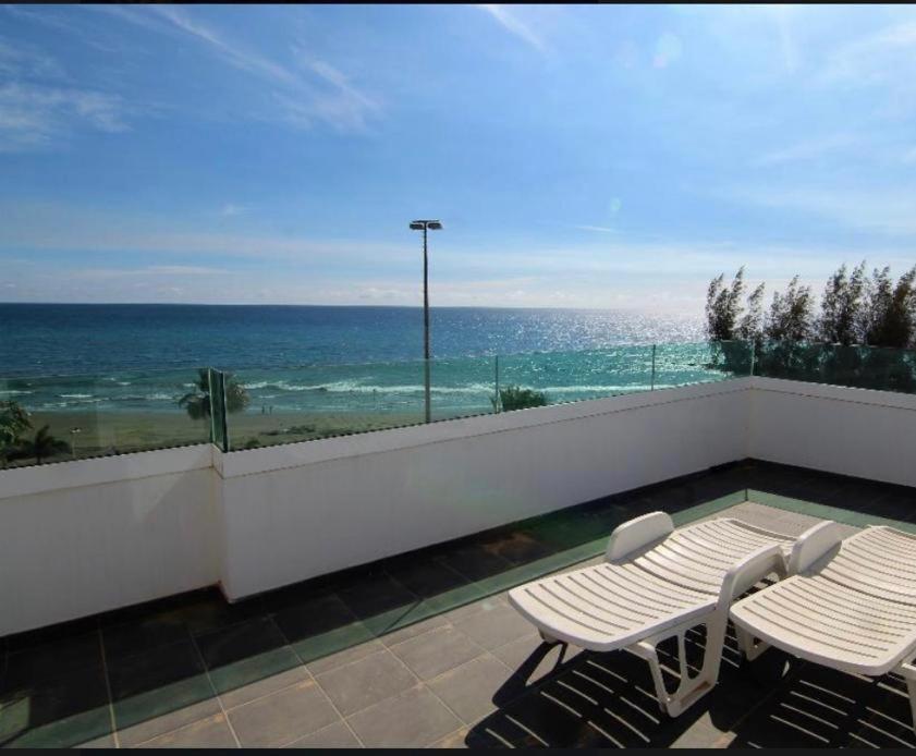 balcone con 2 sedie e vista sull'oceano di Precioso apartamento en 1ª línea de mar a San Agustin