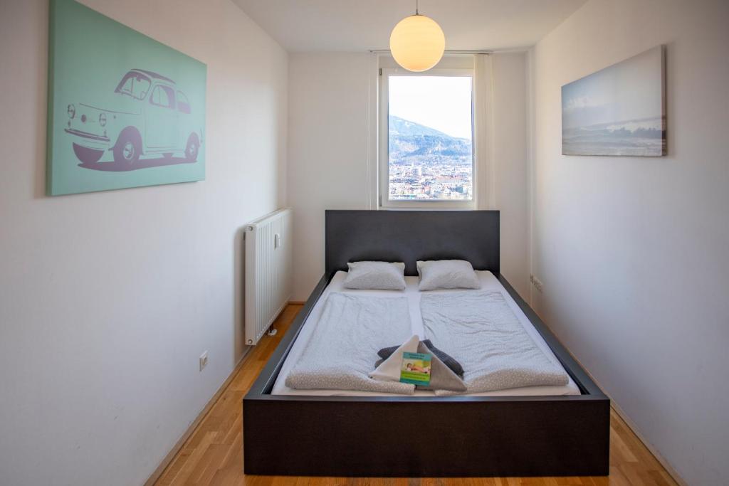 A bed or beds in a room at Top of Innsbruck Apartment I free parking