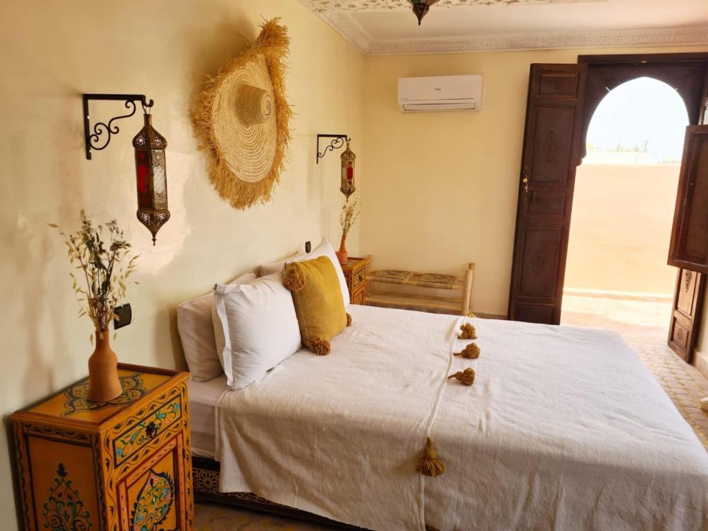 Ein Bett oder Betten in einem Zimmer der Unterkunft Riad Casa Sophia