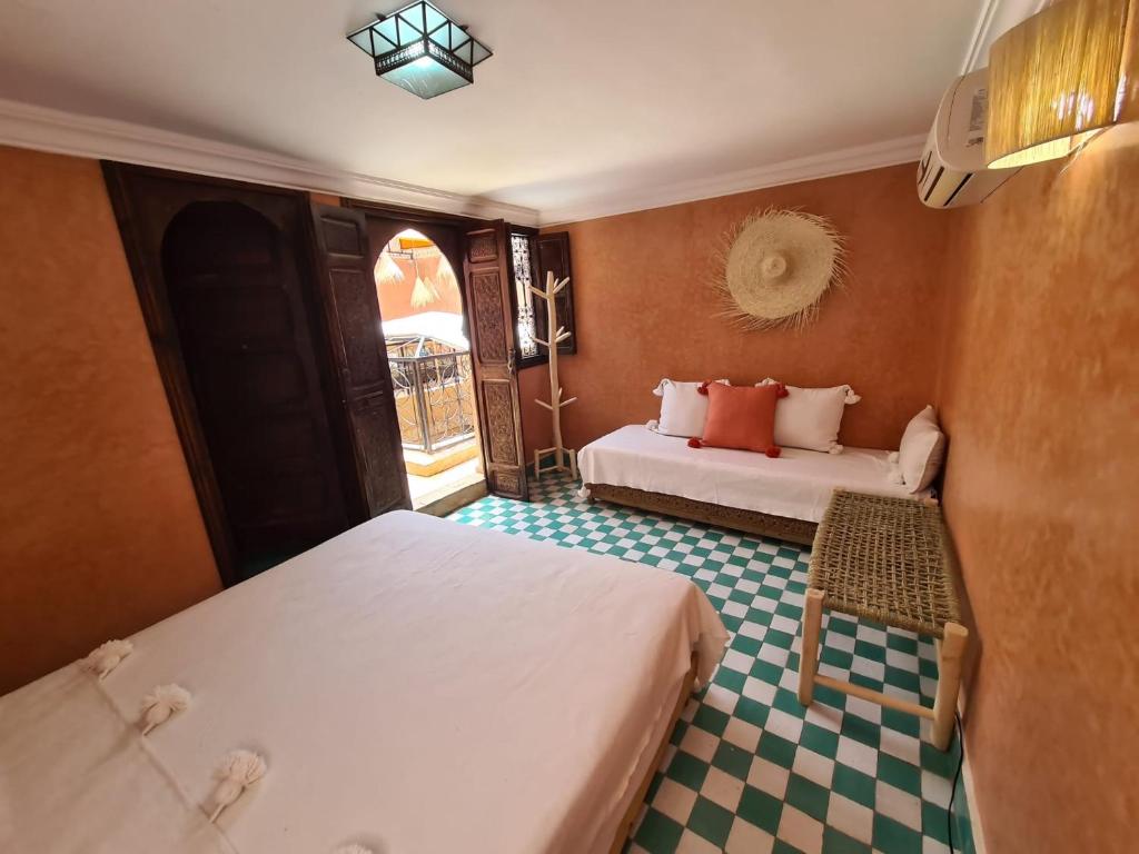 Ein Bett oder Betten in einem Zimmer der Unterkunft Riad Casa Sophia