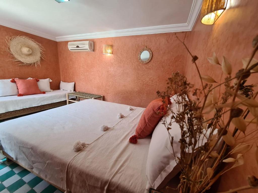 Ein Bett oder Betten in einem Zimmer der Unterkunft Riad Casa Sophia