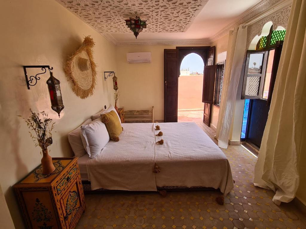 Ein Bett oder Betten in einem Zimmer der Unterkunft Riad Casa Sophia