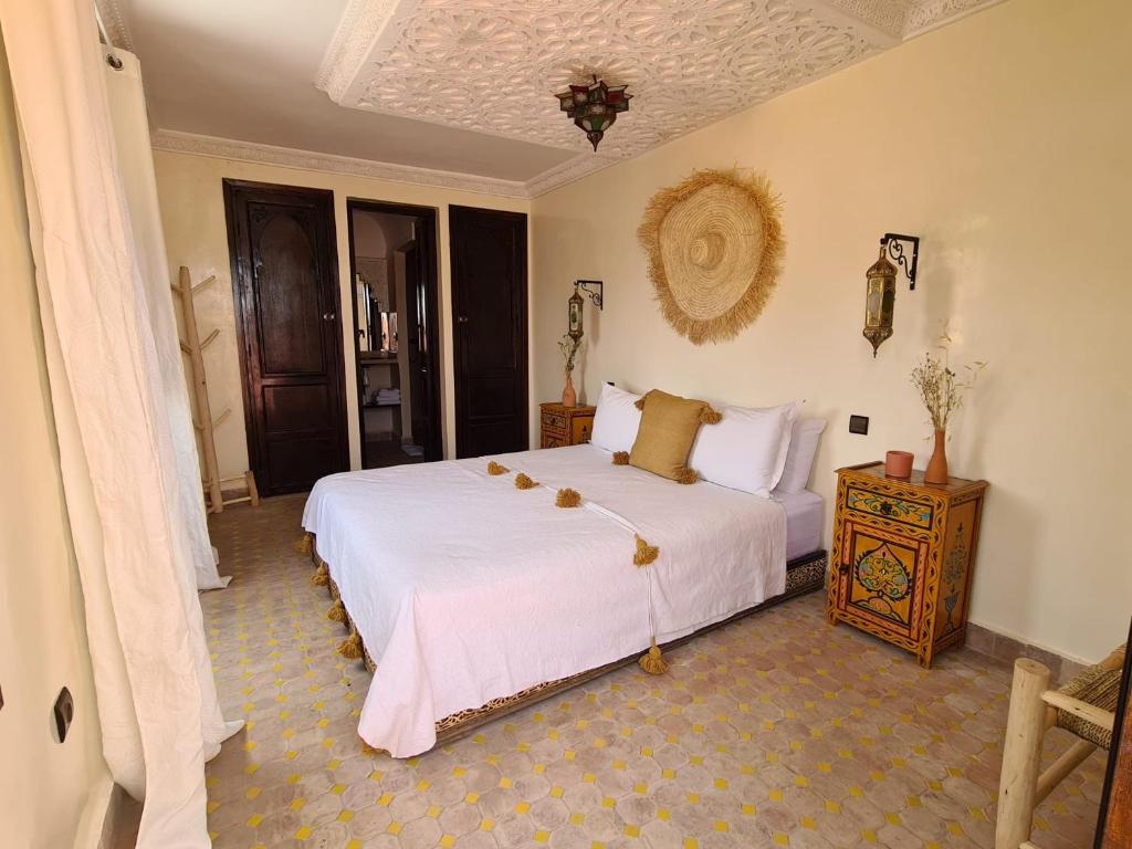 Ein Bett oder Betten in einem Zimmer der Unterkunft Riad Casa Sophia