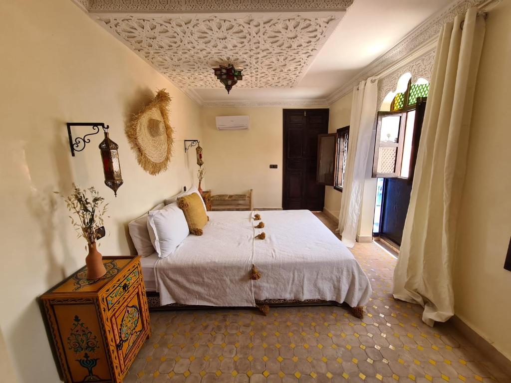 Ein Bett oder Betten in einem Zimmer der Unterkunft Riad Casa Sophia