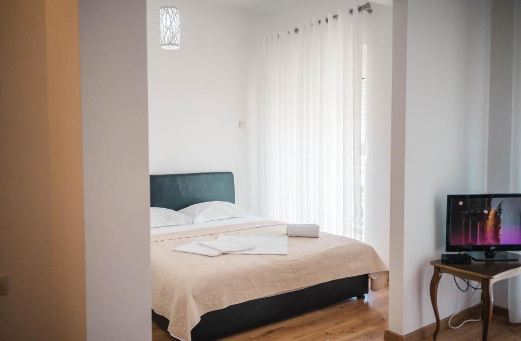 سرير أو أسرّة في غرفة في Vila Adriatik