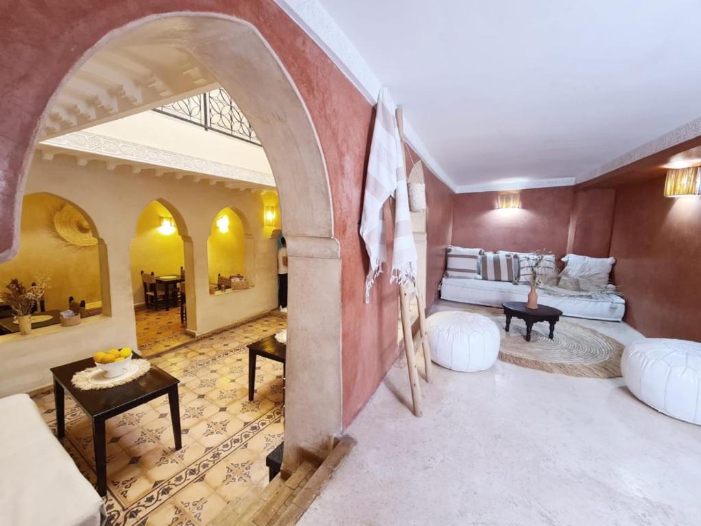Ein Sitzbereich in der Unterkunft Riad Casa Sophia