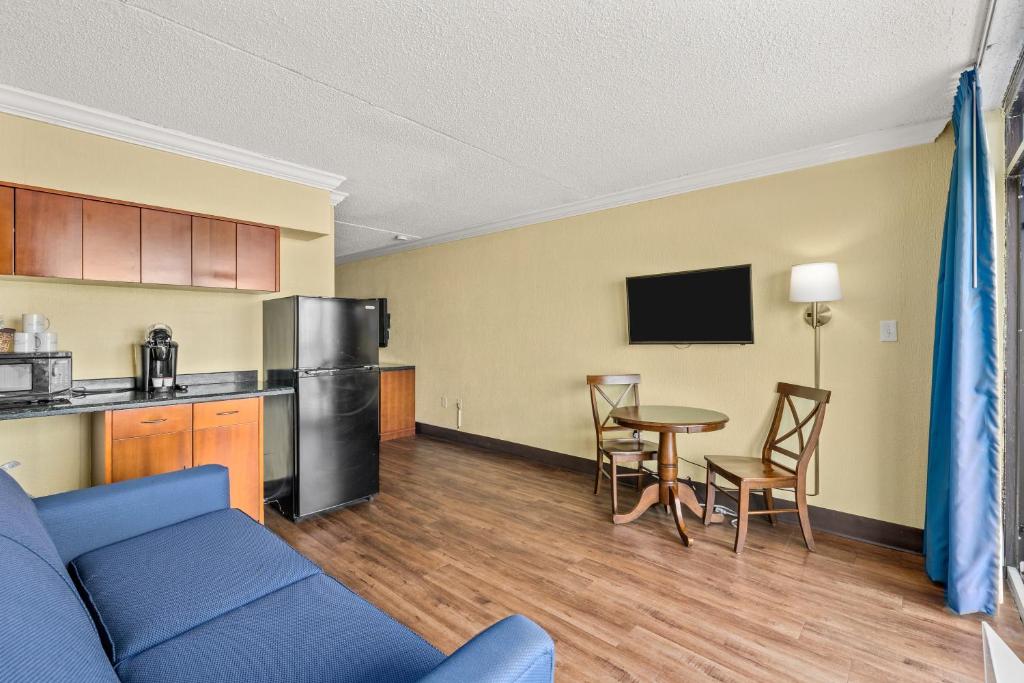 North Shore Oceanfront Resort Hotel - Deluxe Room With Two Queen Beds - Oceanfront