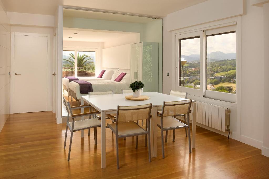Posezení v ubytování Singular y espacioso apartamento Ondarreta Beach