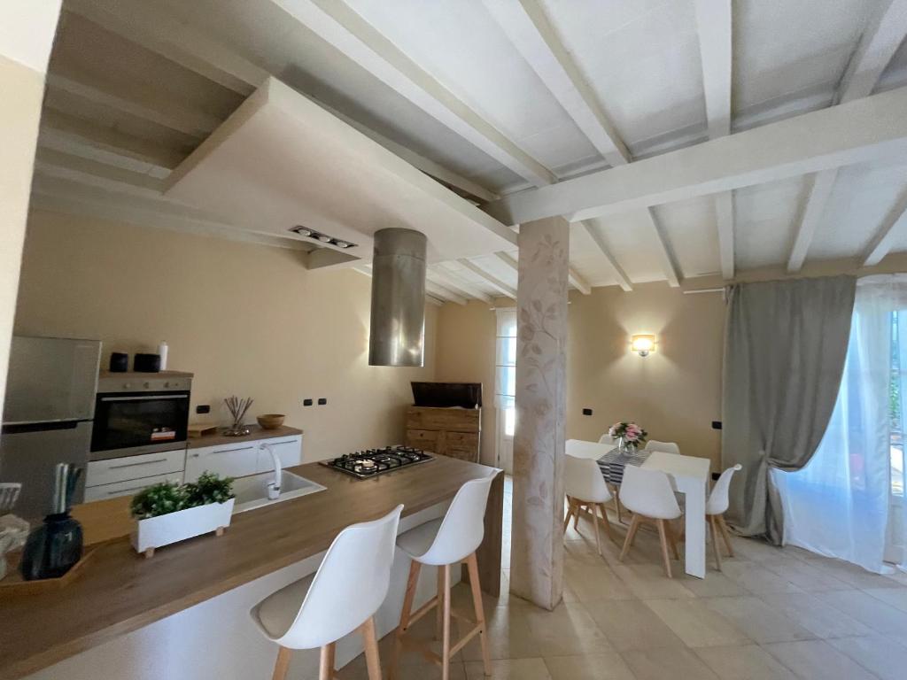 eine Küche und ein Esszimmer mit einem Tisch und Stühlen in der Unterkunft Casa vacanze in versilia in Pietrasanta