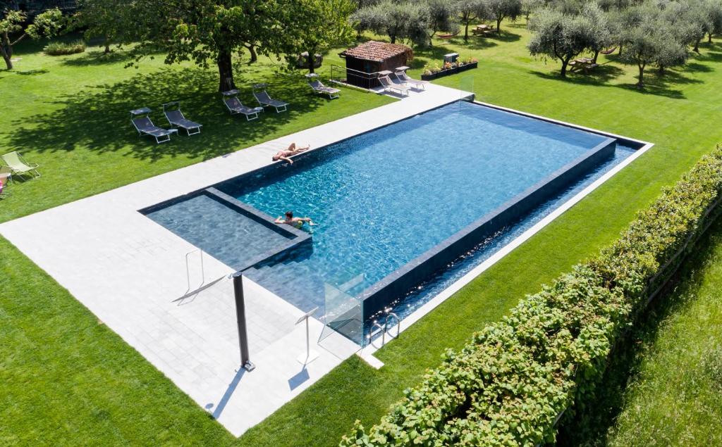 an overhead view of a swimming pool in a yard at Agriturismo Cà Del Lago in Gravedona
