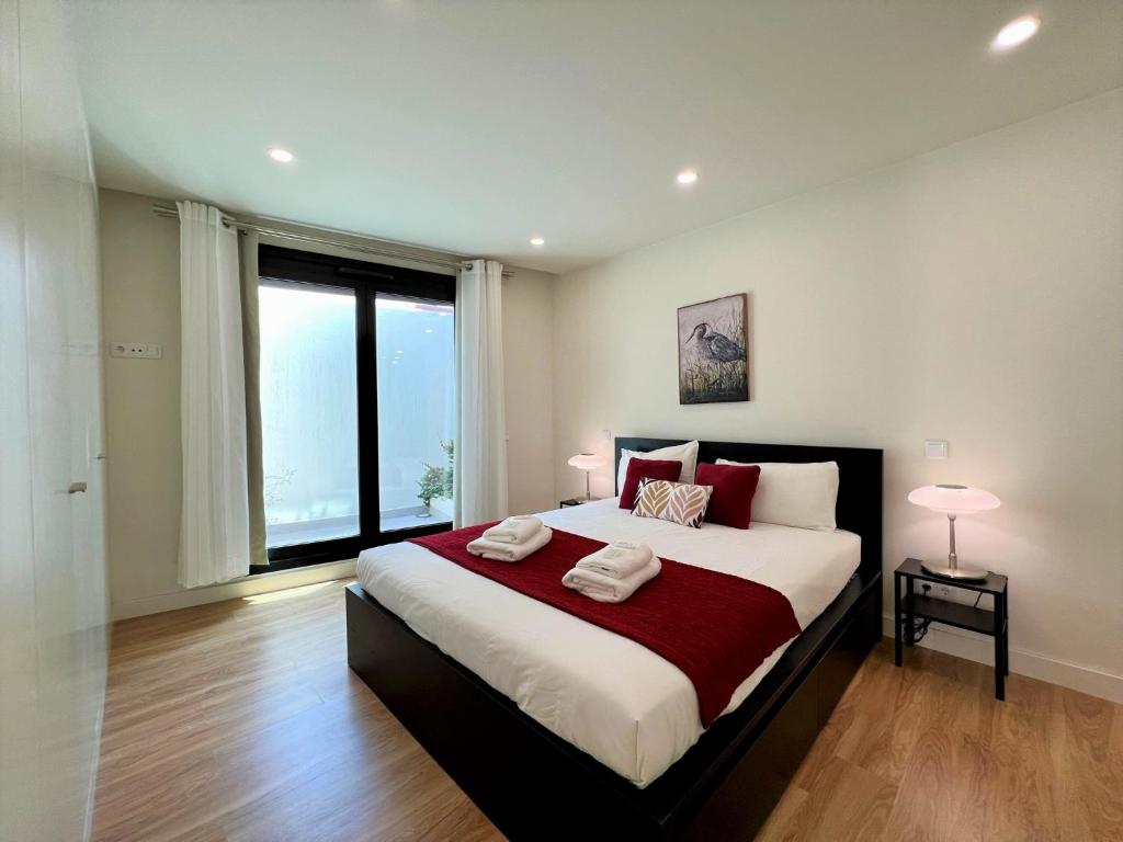 法魯的住宿－Faro Design 6 by Homing，一间卧室设有一张大床和一个大窗户