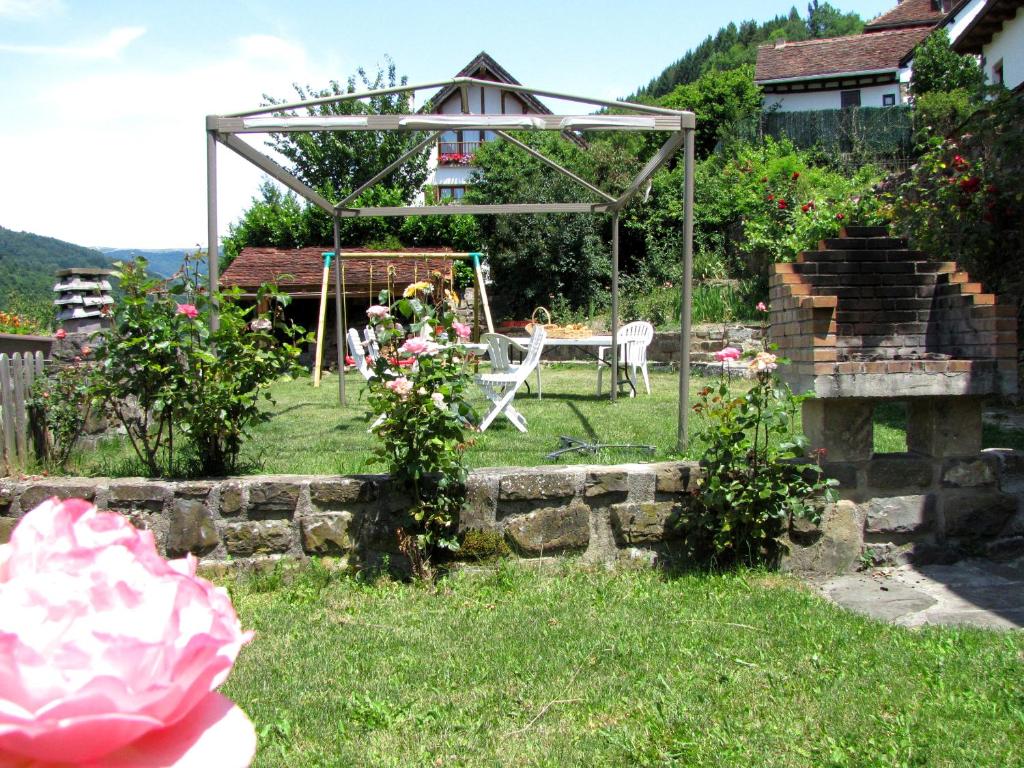 - un jardin avec une table et des chaises dans la cour dans l'établissement Casa Rural Burret, à Ochagavía