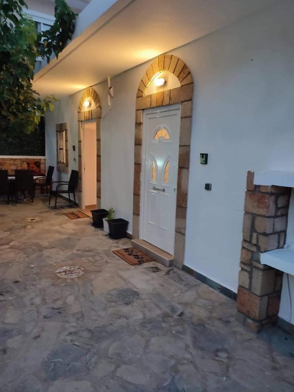 drzwi wejściowe domu z ceglaną ścianą w obiekcie Villa Jimmy, Pilona Village w mieście vlicha