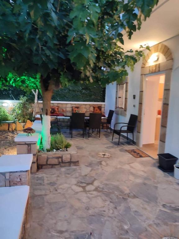 Patio lub wspólna przestrzeń na świeżym powietrzu w obiekcie Villa Jimmy, Pilona Village