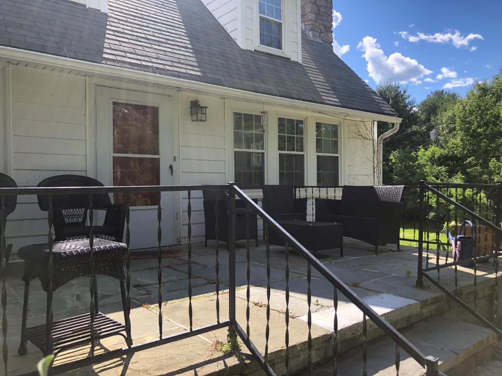 Storybook Cottage -Q202 Home few steps from Perkins Cove and Marginal Way - Housity