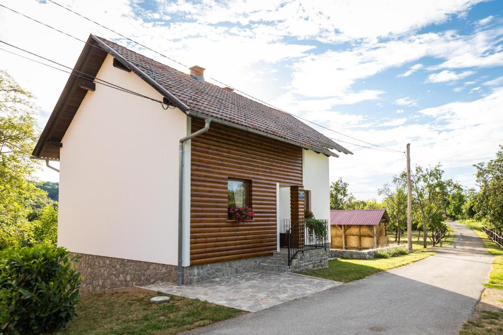 a small house with a brown and white facade at Two cats in Cetingrad