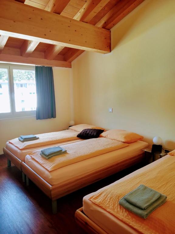 Postel nebo postele na pokoji v ubytování Aladin Apartments St Moritz