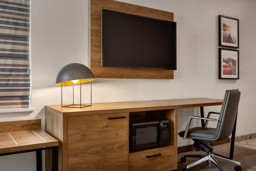 La Quinta Inn & Suites by Wyndham Santa Rosa Sonoma - 一居室国王套房 - 移动性访问/非吸烟