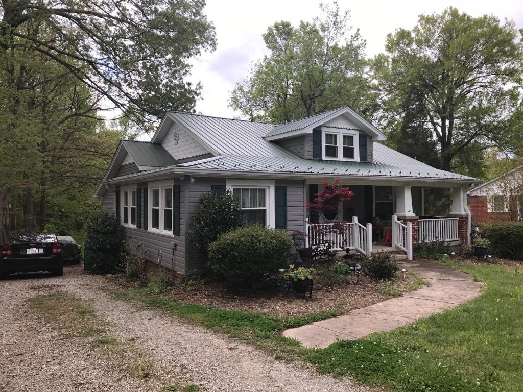 The Violet House Lovely Vintage Cottage - Housity