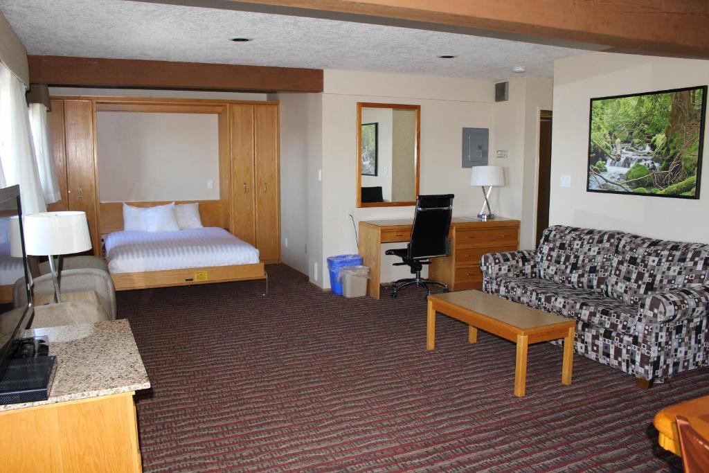 Postel nebo postele na pokoji v ubytování Ramada by Wyndham Campbell River