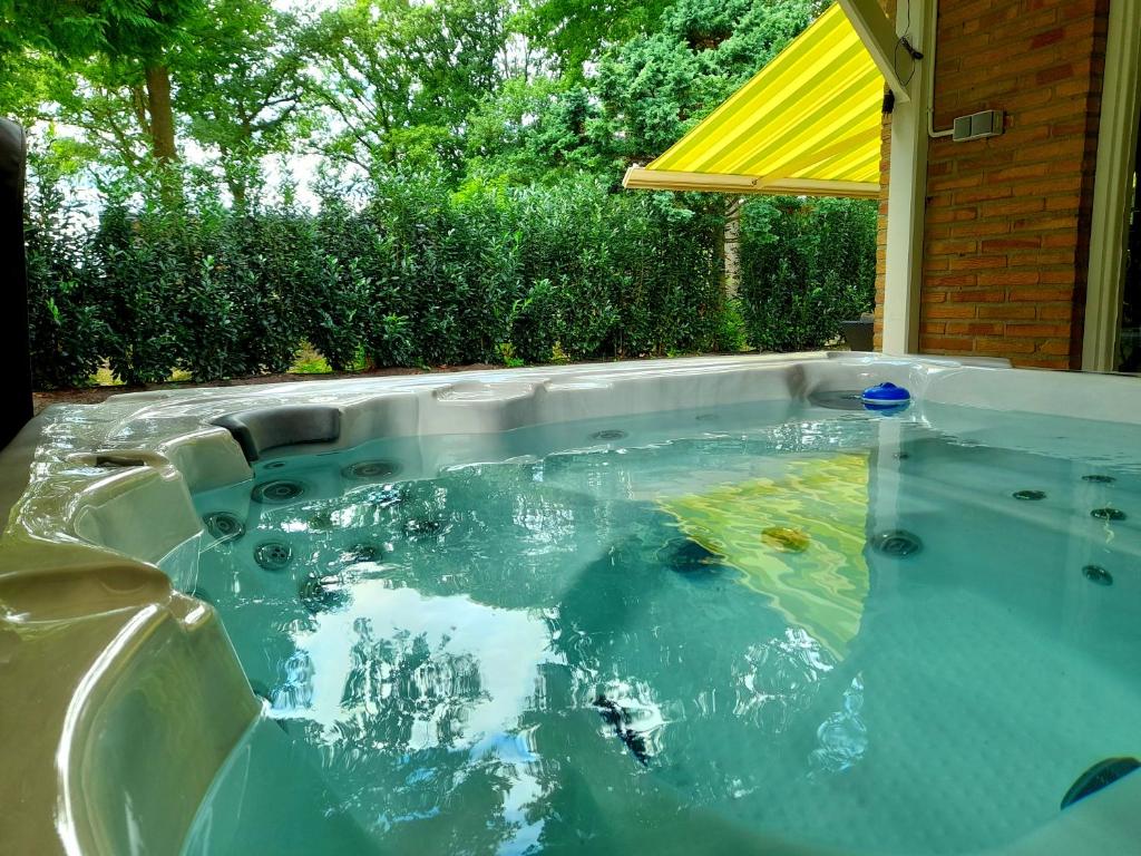 a jacuzziificialificialificialificialificialificialificial bij Secret Wellness Oase in Holten