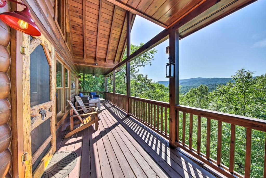una veranda con vista sulle montagne di Secluded Blue Ridge Cabin Walk to Trails! a Blue Ridge