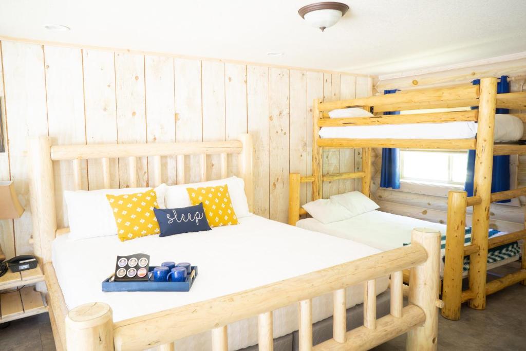 a bedroom with two bunk beds in a house at Log Inn Bonners Ferry in Bonners Ferry