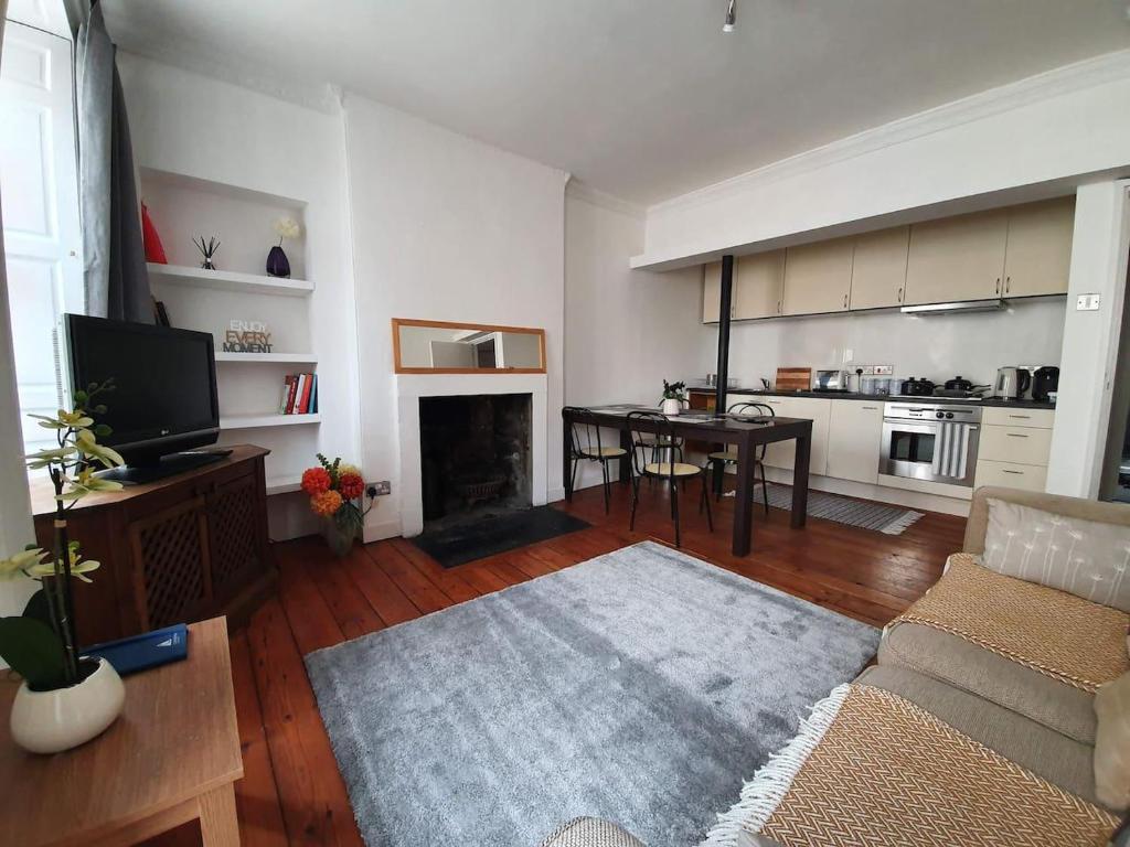 Lovely 2 Bedroom Flat In The Heart Of The City