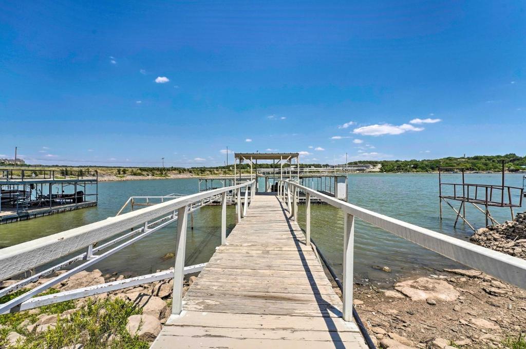 Cozy Lake Brownwood Home with Boat Dock and Deck!, TX