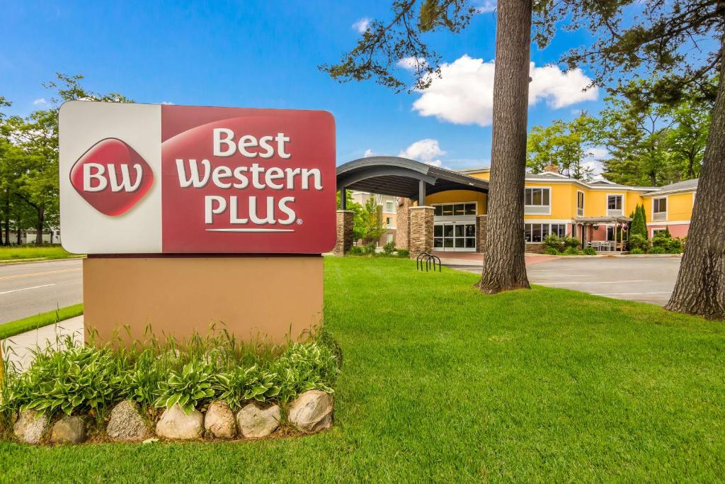un panneau indiquant le meilleur ouest plus devant un bâtiment dans l'établissement Best Western Plus Traverse City, à Traverse City