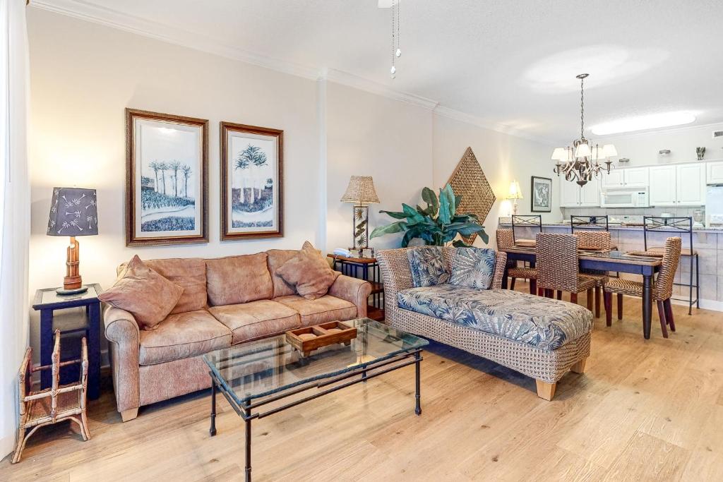 un salon avec un canapé et une table dans l'établissement Regency Isle 802, à Orange Beach