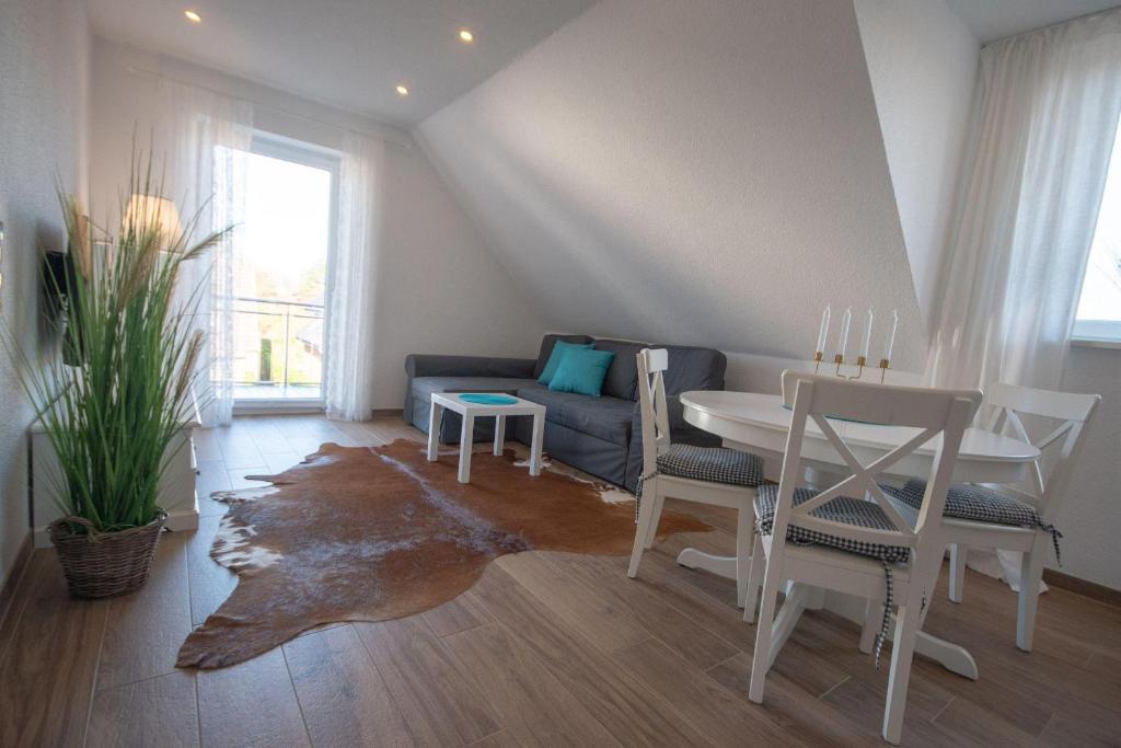 een woonkamer met een tafel en een bank bij Cuxhavener-Strasse-5-6 in Cuxhaven