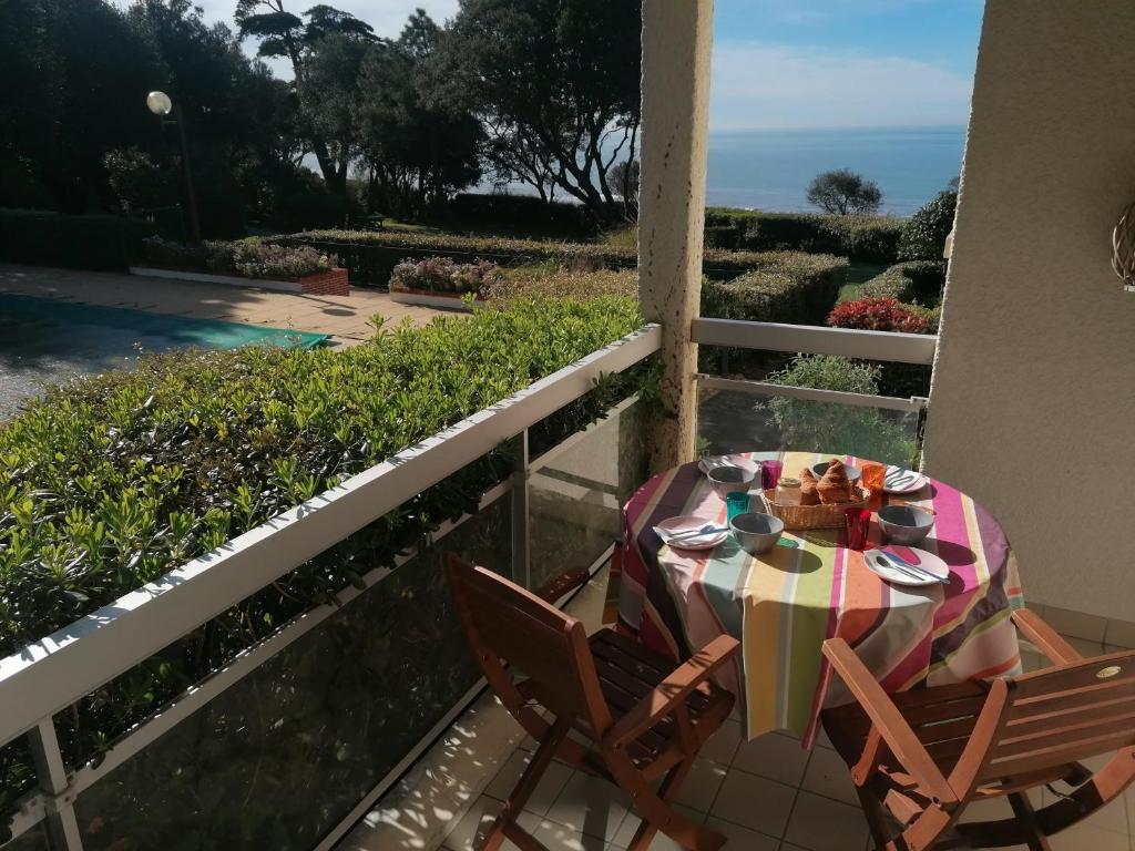 a table and chairs on a balcony with the ocean at Appartement Pornic vue mer in Pornic