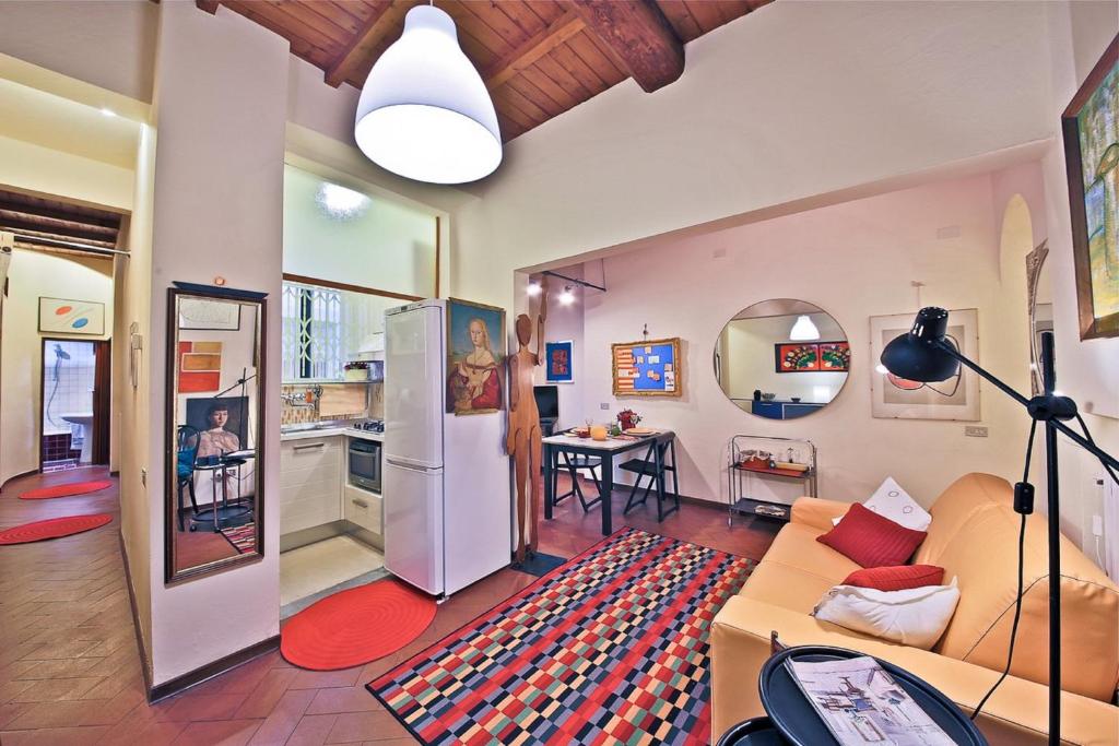 フィレンツェにあるApartments Florence - Laura Ground Floorのリビングルーム(ソファ、冷蔵庫付)