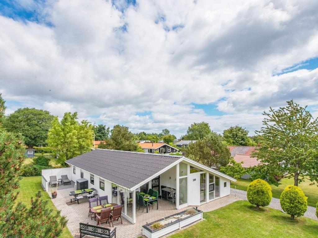 een luchtzicht op een huis met een dak bij 8 person holiday home in Juelsminde in Sønderby