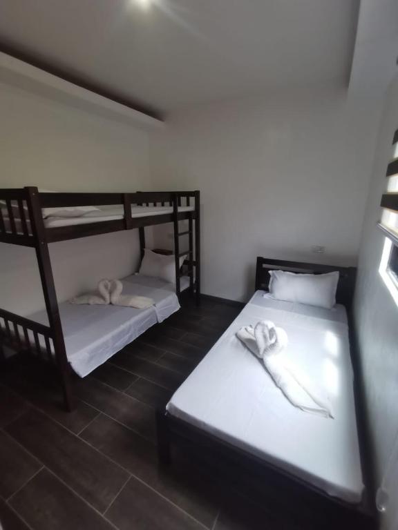 Llit o llits en una habitació de Hidden Lagoon Resort