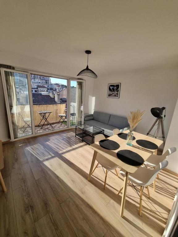 un salon avec un canapé et une table dans l'établissement Appartement de charme au cœur de Marseille, à Marseille