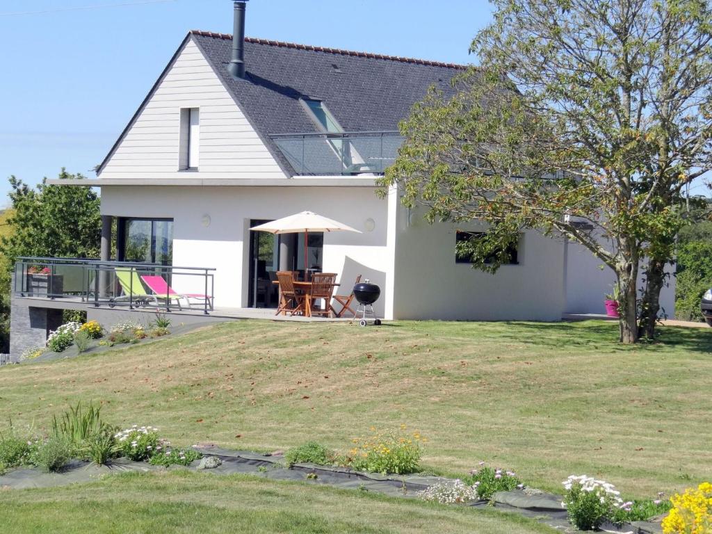 Gallery image of Holiday home with sea views, St Nic in Saint-Nic