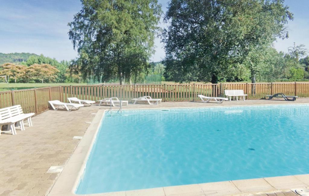 Nice Apartment In Limeuil With 3 Bedrooms And Outdoor Swimming Poolの敷地内または近くにあるプール
