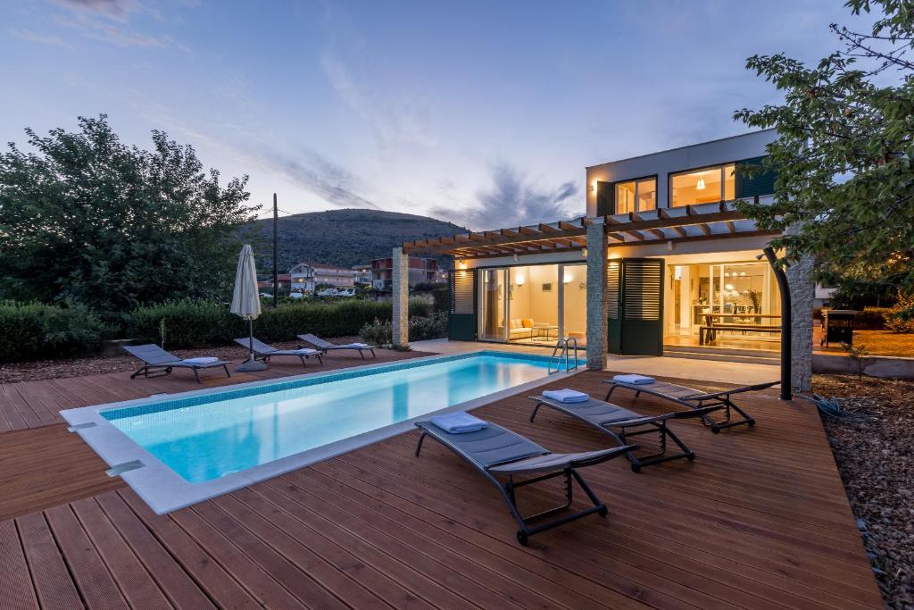 Bazén v ubytovaní Villa Trogir alebo v jeho blízkosti