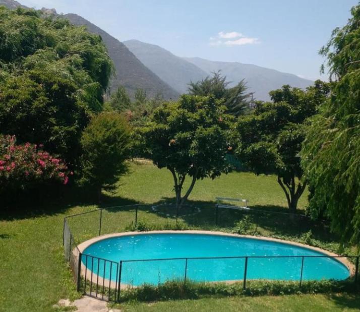 Piscina a Hostal Casa Galerna de La Montaña o a prop