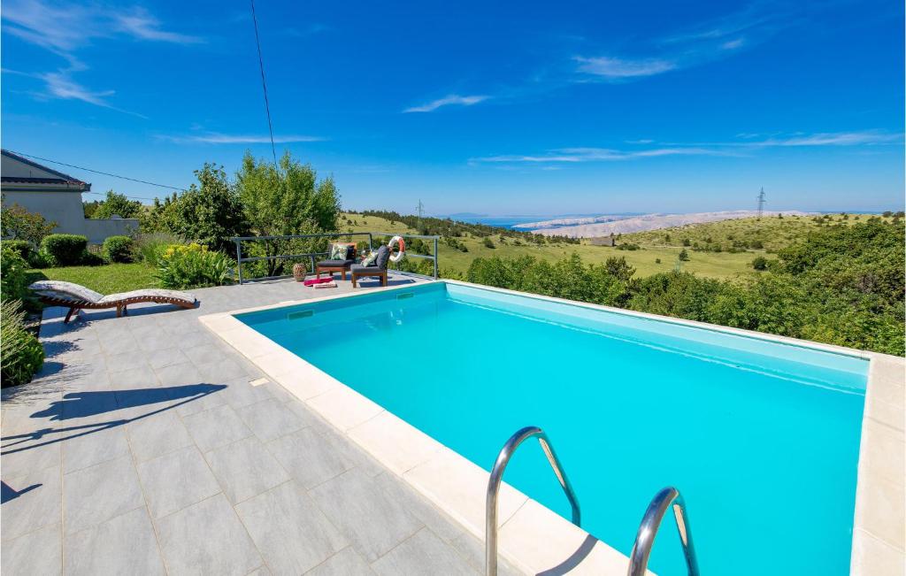 een zwembad met uitzicht vanuit een huis bij Lovely Home In Senj With Wifi in Senj