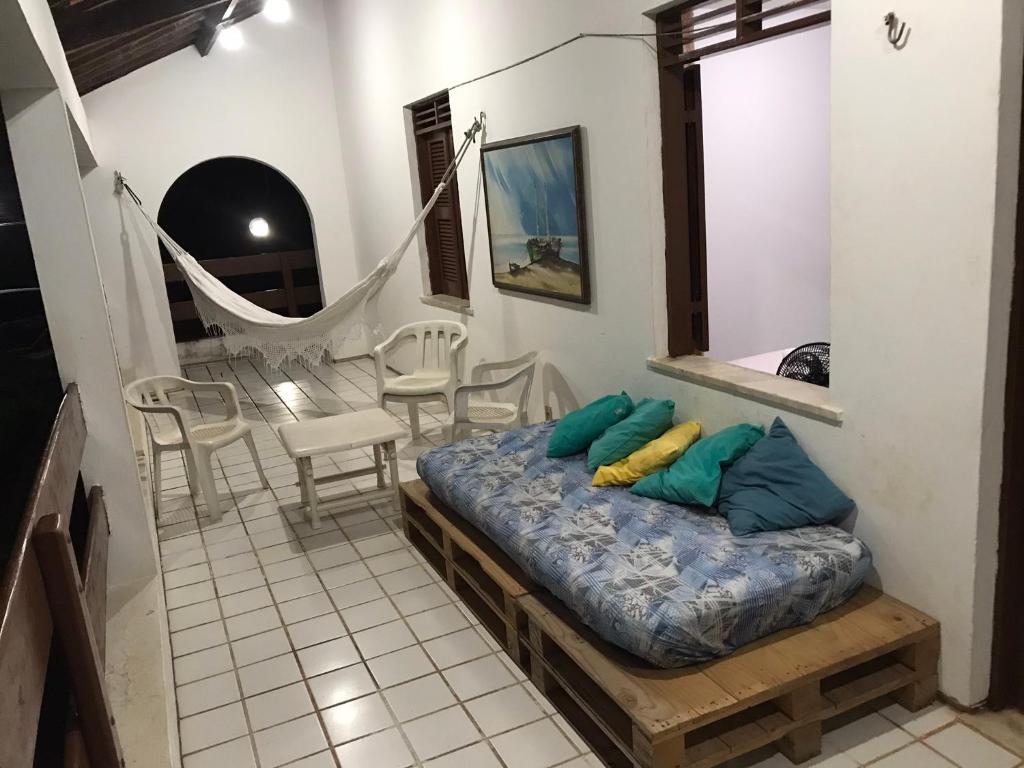 1 cama en una habitación con sillas y mesa en Fortaleza- Praia Beach Park Aptº Porto das Dunas, en Aquiraz