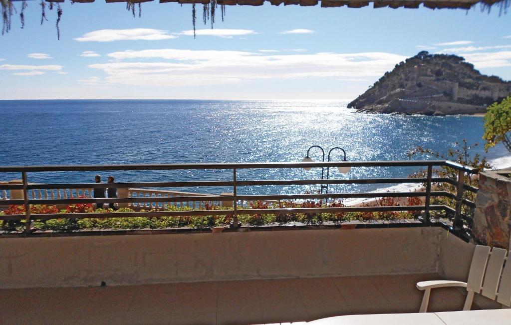 - Balcón con vistas al océano en Stunning Apartment In Tossa De Mar With Wifi, en Tossa de Mar