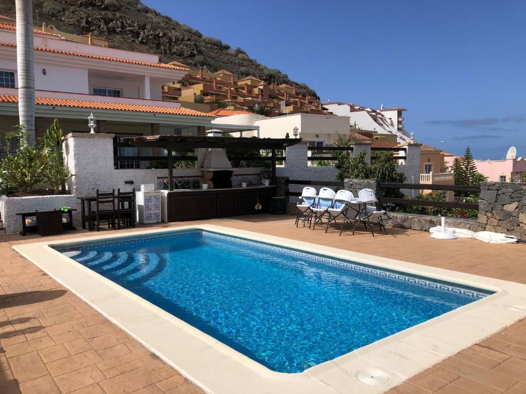 Bazén v ubytovaní Villa Marianna con piscina climatizada y barbacoa alebo v jeho blízkosti